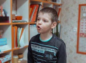 Мальчик 7 лет у логопеда